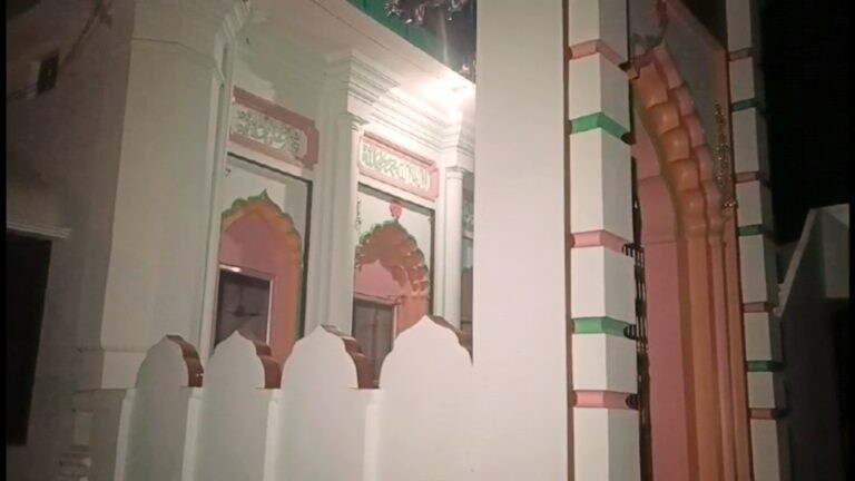 बस्ती: मां लक्ष्मी की प्रतिमा ले जा रहे थे तभी मस्जिद पर गिर गया अबीर, खूब चले पत्थर, जानें बस्ती: मां लक्ष्मी की प्रतिमा ले जा रहे थे तभी मस्जिद पर गिर गया अबीर, खूब चले पत्थर, जानें