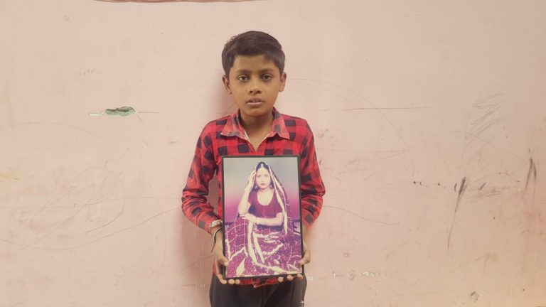 सुप्रीम कोर्ट में खुद को जिंदा दिखाने की लड़ाई लड़ रहा ये मासूम, ये मामला जान हैरान रह जाएंगे सुप्रीम कोर्ट में खुद को जिंदा दिखाने की लड़ाई लड़ रहा ये मासूम, ये मामला जान हैरान रह जाएंगे