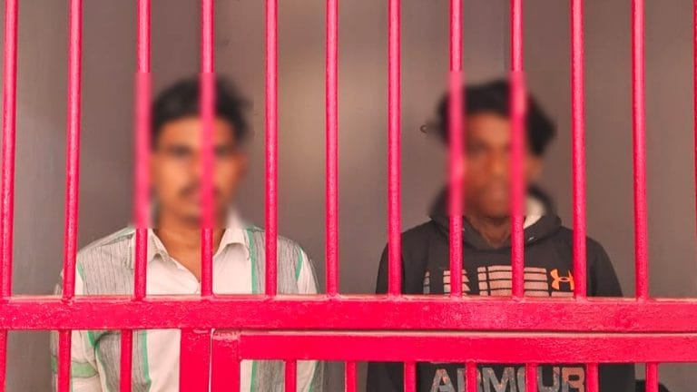 गोरखपुर: 10 साल पहले शख्स ने बहन पर फेंका था तेजाब! अब भाइयों ने मिलकर लिया खौंफनाक बदला गोरखपुर: 10 साल पहले शख्स ने बहन पर फेंका था तेजाब! अब भाइयों ने मिलकर लिया खौंफनाक बदला