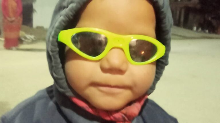 नोएडा: माता-पिता के बीच में सो रही 3 साल की मासूम की हुई मौत, होंठ पर था ये निशान नोएडा: माता-पिता के बीच में सो रही 3 साल की मासूम की हुई मौत, होंठ पर था ये निशान