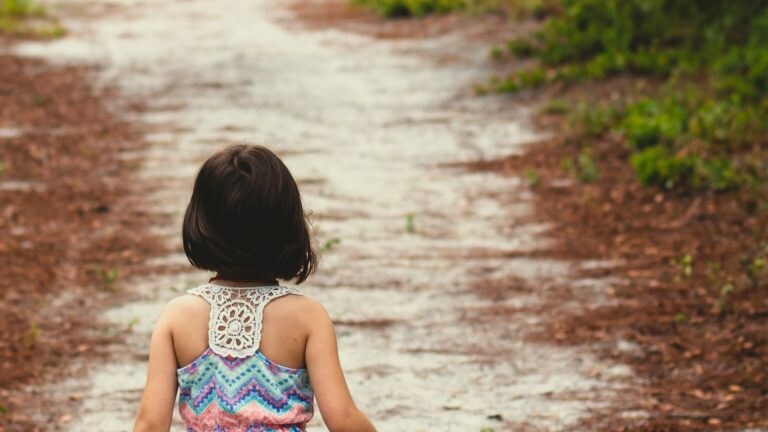 14 साल की छात्रा जिस पड़ोसी भैया पर करती थी विश्वास, उसी ने कर डाली हैवानियत, माजरा क्या है? 14 साल की छात्रा जिस पड़ोसी भैया पर करती थी विश्वास, उसी ने कर डाली हैवानियत, माजरा क्या है?