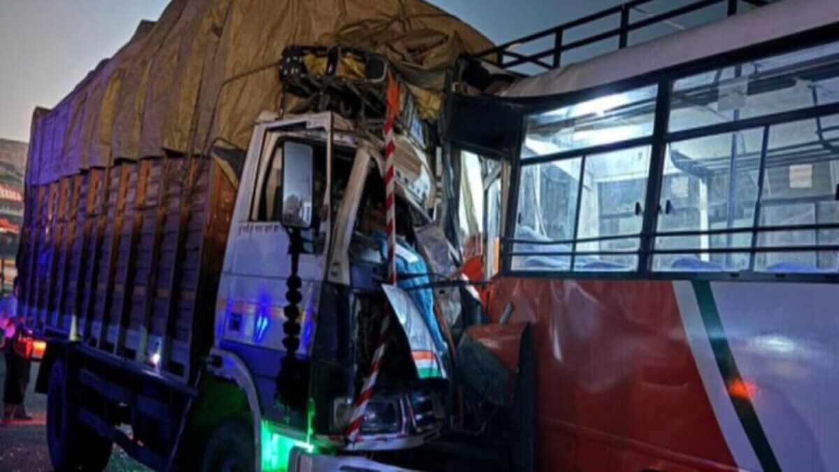 गोरखपुर में भीषण हादसा, बस-ट्रक की टक्कर में 6 की मौत, सामने आई ये वजह UP Tak