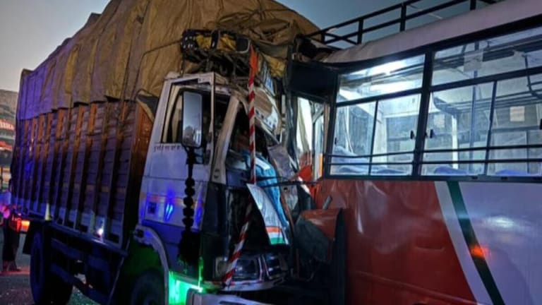 गोरखपुर में भीषण हादसा, बस-ट्रक की टक्कर में 6 की मौत, सामने आई ये वजह UP Tak