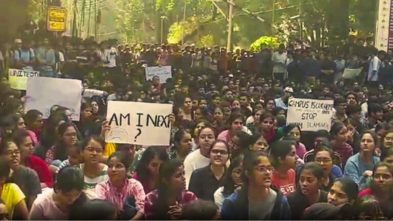 BHU IIT की स्टूडेंट को देर रात कैंपस में किया मोलेस्ट, कपड़े उतार खींची तस्वीरें, मचा बवाल UP Tak