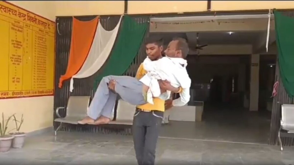 सरकारी अस्पताल में न मिला स्ट्रेचर और न ही इलाज, बीमार पिता को लेकर गोद में घूमता रहा बेटा UP Tak