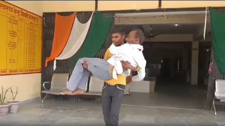 सरकारी अस्पताल में न मिला स्ट्रेचर और न ही इलाज, बीमार पिता को लेकर गोद में घूमता रहा बेटा UP Tak