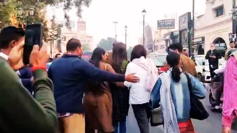 ACP श्वेता के बेटे के बाद लखनऊ में अब नगर निमग के वाहन ने महिला को रौंदा, बेटी के साथ… UP Tak