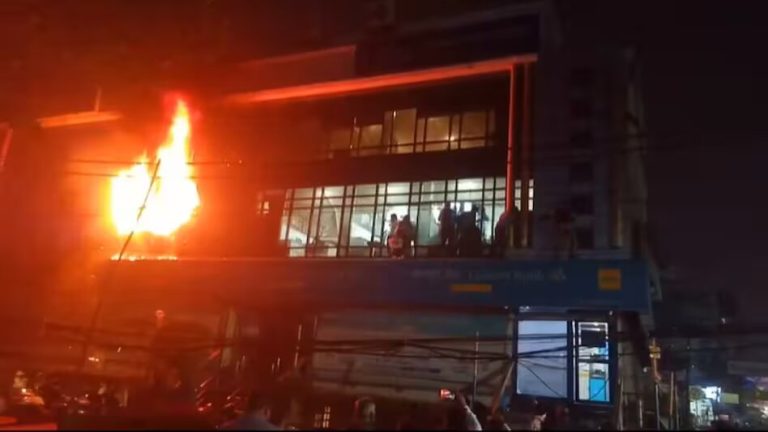 लखनऊ में केनरा बैंक की बिल्डिंग में लगी भीषण आग, बचने के लिए इमारत से कूदे लोग, सामने आया वीडियो