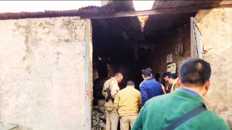 मेरठ में तौसीफ कबाड़ी सेल से निकाल रहा था पीतल, अचानक हुआ विस्फोट और चली गई जान UP Tak