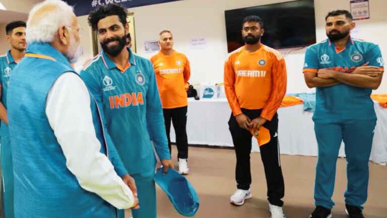 फाइनल में हार के बाद टीम इंडिया के ड्रेसिंग रूम पहुंचे PM मोदी, शमी इस हाल में नजर आए UP Tak