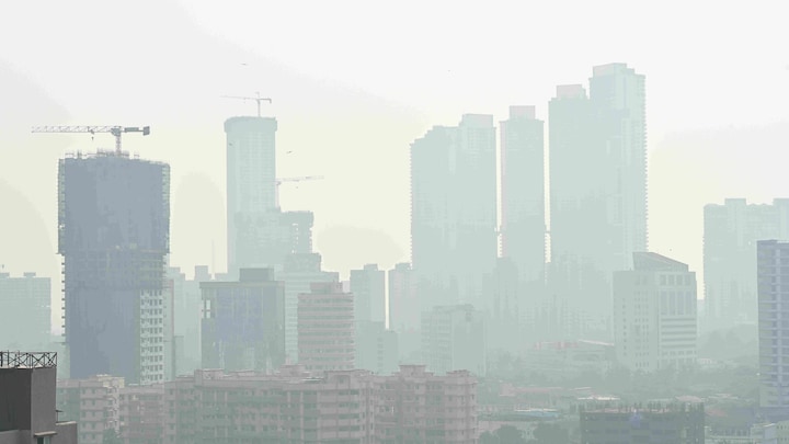 नोएडा की हवा में घुला प्रदूषण का ‘जहर’, विजिबिलिटी हुई कम, जानें कितना है AQI? UP Tak