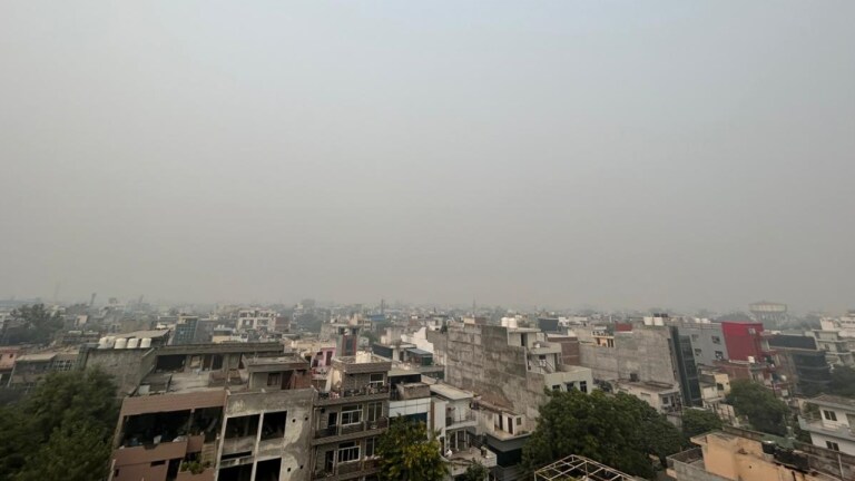 Noida Weather: नोएडा की हवा में तैर रहा प्रदूषण, जल रहीं आंखें, जानें कितना है AQI? UP Tak
