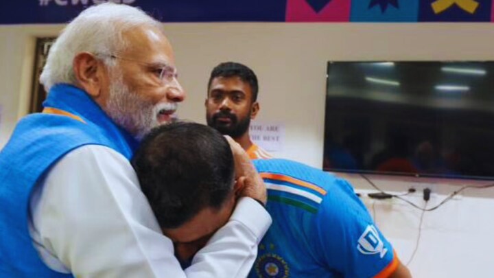 पीएम मोदी ने ड्रेसिंग रूम में मोहम्मद शमी को लगा लिया गले, फिर स्टार गेंदबाज ने कही ये बात UP Tak