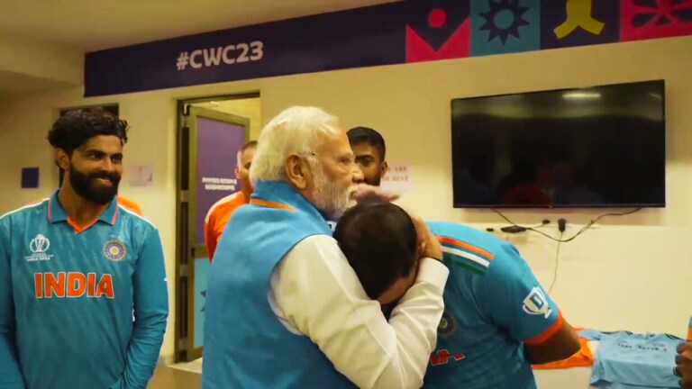 क्या पीएम मोदी के गले लगकर रो पड़े मोहम्मद शमी? ड्रेसिंग रूम का ये वीडियो आया सामने UP Tak