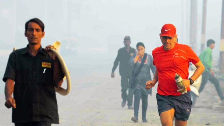 UP Weather: यूपी की हवा में प्रदूषण ने की सेंधमारी! जानें नोएडा से लेकर वाराणसी तक का AQI UP Tak