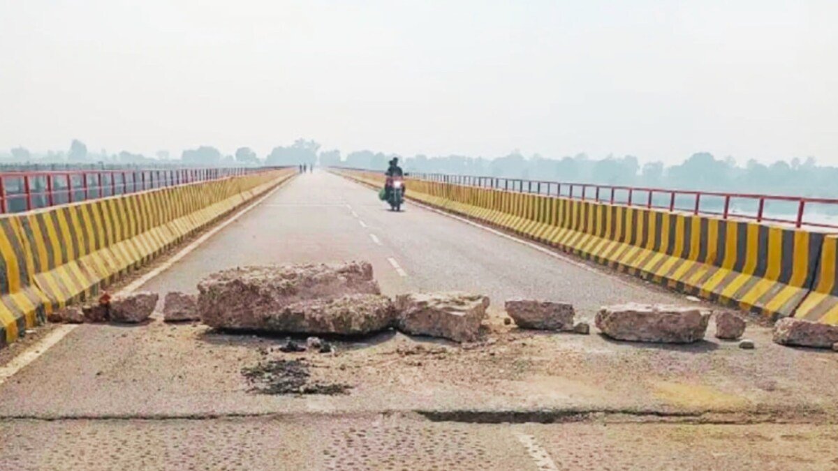 प्रयागराज में CM योगी ने जिस पुल का किया उद्घाटन उसमें 24 घंटे में आई दरारें, ये है मामला UP Tak