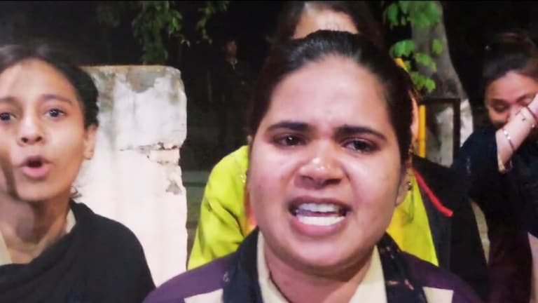 डायल 112 से हटाई गई इस लड़की ने रो-रोकर बताया पूरा दर्द, पीछे खड़ी लड़कियां भी रोती दिखीं UP Tak