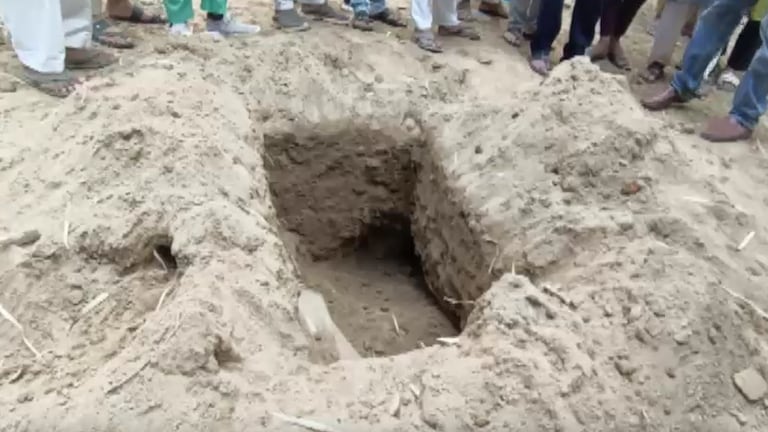 वाराणसी : कब्र खोदकर निकाला बच्ची का शव, सारी रात साथ में सोता रहा युवक, देखकर कांप गए पिता UP Tak