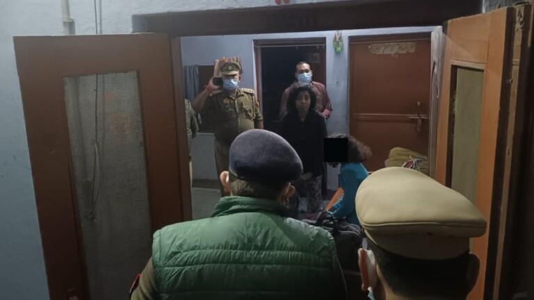 वाराणसी में मां के शव के साथ एक साल तक घर में रहीं 2 बेटियां, मनाई बर्थडे, ऐसे खुला राज UP Tak