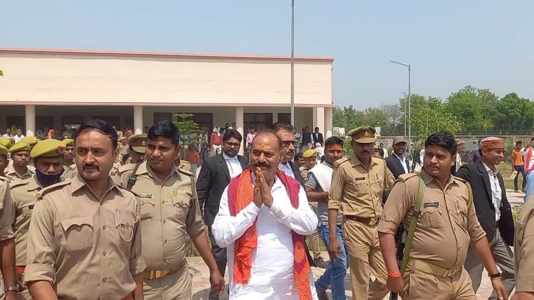 प्रयागराज : बाहुबली विजय मिश्रा पर कसा शिकंजा, 23 करोड़ की संपत्ति कुर्क, बेटी के नाम थी जमीन भदोही के ज्ञानपुर से पूर्व विधायक और बाहुबली विजय मिश्रा (Vijay Mishra) की प्रयागराज में 23 करोड़ की अचल संपत्ति को प्रशासन ने कुर्क कर दिया है.
