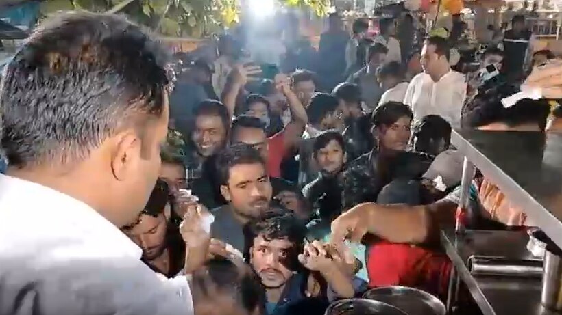 विराट कोहली के शतक का जश्न, मुजफ्फरनगर के इस फैन ने फ्री में खिलाई चिकन बिरयानी तो उमड़ी भारी भीड़ UP Tak