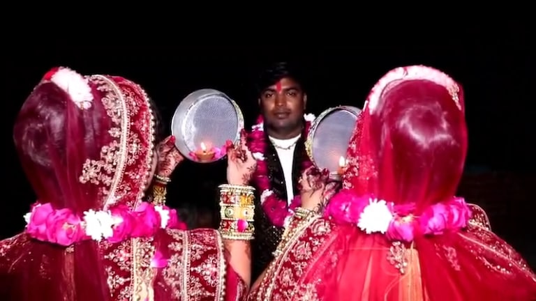 आगरा: एक पति के लिए दो पत्नियों ने मिलकर रखा करवा चौथ का व्रत, सामने आईं तस्वीरें UP Tak