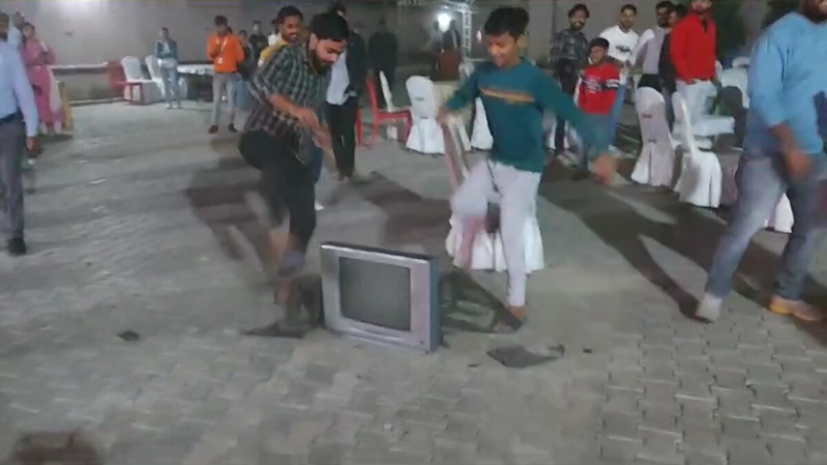 लखीमपुर में क्रिकेट विश्व कप फाइनल में टीम इंडिया की हार से दुखी क्रिकेट प्रेमियों ने तोड़ डाला टीवी UP Tak