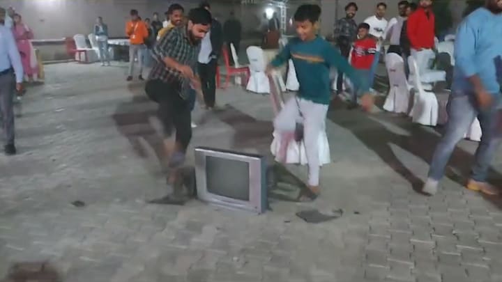 लखीमपुर में क्रिकेट विश्व कप फाइनल में टीम इंडिया की हार से दुखी क्रिकेट प्रेमियों ने तोड़ डाला टीवी UP Tak