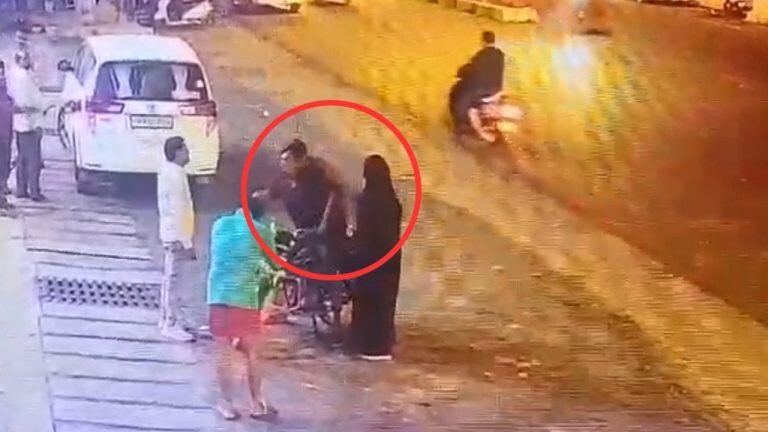 अलीगढ़ में पेट्रोल पंप पर युवती ने 2 मनचलों को जमकर पीटा, वीडियो हुआ वायरल UPTak