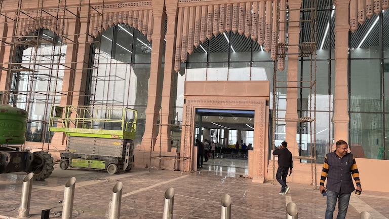अयोध्या का श्रीराम इंटरनेशनल एयरपोर्ट तैयार, देखिए इसकी भव्यता, जानिए कब उतरेगी पहली फ्लाइट अयोध्या का श्रीराम इंटरनेशनल एयरपोर्ट तैयार, देखिए इसकी भव्यता, जानिए कब उतरेगी पहली फ्लाइट