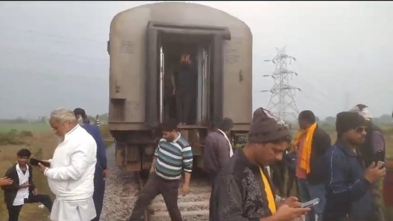 बांदा में अचानक दो हिस्सो में बंटी सुपरफास्ट ट्रेन, यात्रियों में मच गई अफरा तफरी, टला बड़ा हादसा UP Tak