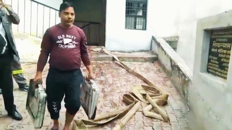 फर्रुखाबाद में अचानक आग लगने से 800 EVM जलीं, अखिलेश यादव ने जताया ये ‘शक’ UP Tak