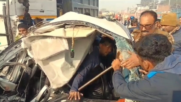 चंदौली में हाइवा में घुसी कार, खतरनाक एक्सिडेंट के बाद देखिए अंदर से ड्राइवर कैसे सेफ निकला UP Tak