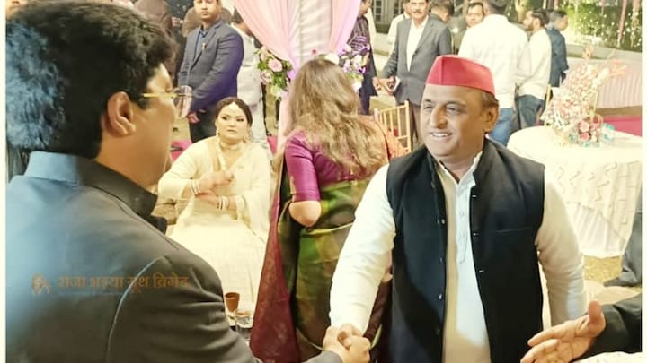 अचानक अखिलेश को सामने दिख गए राजा भैया, झटके में हुई मुलाकात तो ऐसा रहा नजारा अचानक अखिलेश को सामने दिख गए राजा भैया, झटके में हुई मुलाकात तो ऐसा रहा नजारा