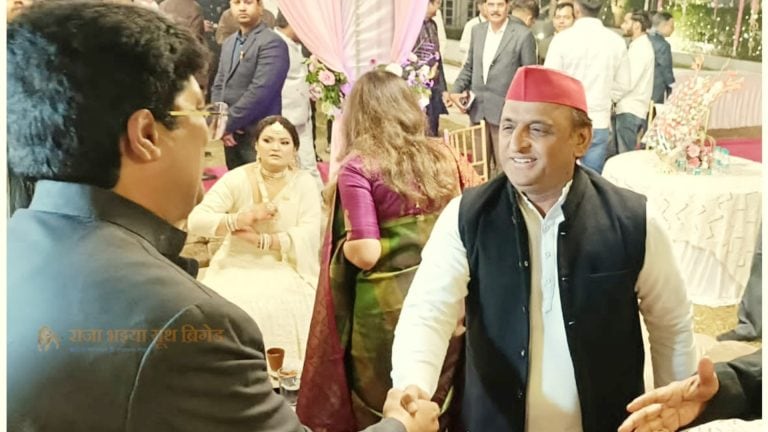 अचानक अखिलेश को सामने दिख गए राजा भैया, झटके में हुई मुलाकात तो ऐसा रहा नजारा अचानक अखिलेश को सामने दिख गए राजा भैया, झटके में हुई मुलाकात तो ऐसा रहा नजारा