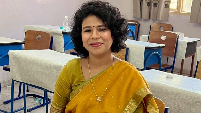 फिर अपने दबंग एक्शनों से चर्चाओं में आईं बांदा DM दुर्गा शक्ति नागपाल, सभी को हिला डाला फिर अपने दबंग एक्शनों से चर्चाओं में आई बांदा DM दुर्गा शक्ति नागपाल, सभी को हिला डाला