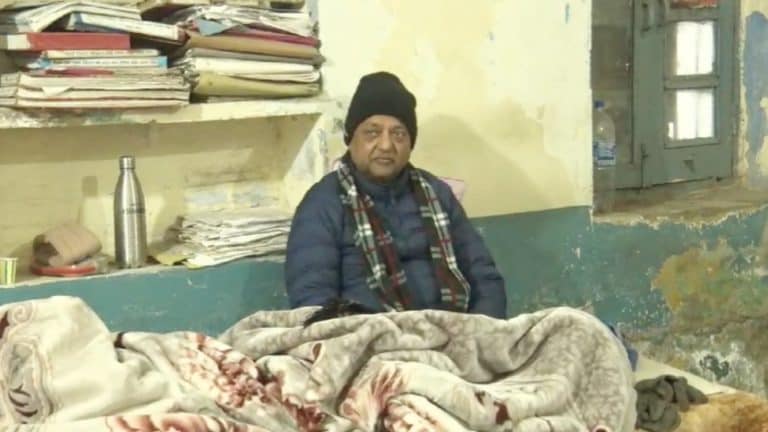 थाने में एक कंबल ओढ़ जमीन पर सोया कई कंपनियों का मालिक कमर अहमद, ATS ने पकड़ा, कौन है ये? थाने में एक कंबल ओढ़ जमीन पर सोया कई कंपनियों का मालिक कमर अहमद, ATS ने पकड़ा, कौन है ये?