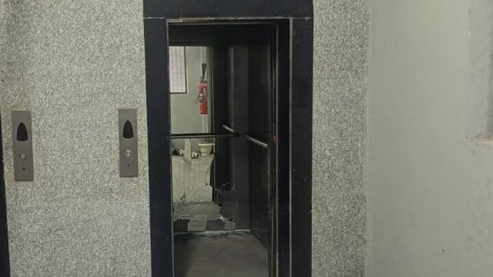 नोएडा की इस सोसाइटी में 8वीं मंजिल से गिरी लिफ्ट, 7 लोग थे सवार, घायलों का अभी ऐसा है हाल UP Tak