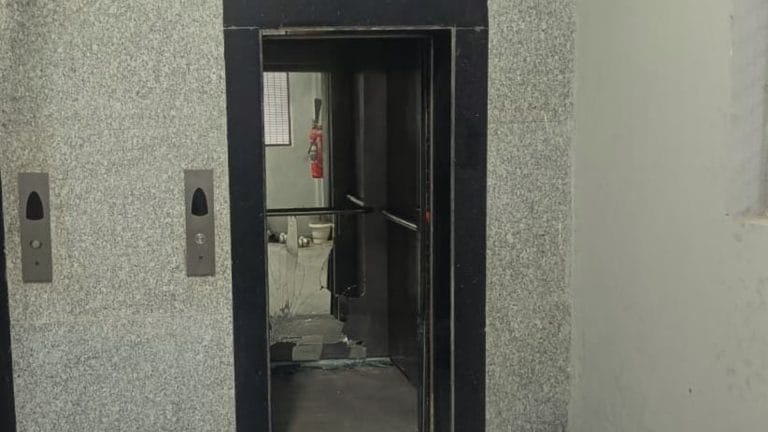 नोएडा की इस सोसाइटी में 8वीं मंजिल से गिरी लिफ्ट, 7 लोग थे सवार, घायलों का अभी ऐसा है हाल UP Tak