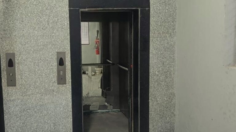 नोएडा की इस सोसाइटी में 8वीं मंजिल से गिरी लिफ्ट, 7 लोग थे सवार, घायलों का अभी ऐसा है हाल UP Tak