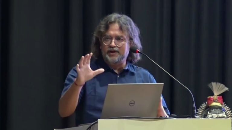 IIT कानपुर के प्रोफेसर मंच से छात्रों को कर रहे थे संबोधित, तभी आई मौत, ये थे आखिरी शब्द