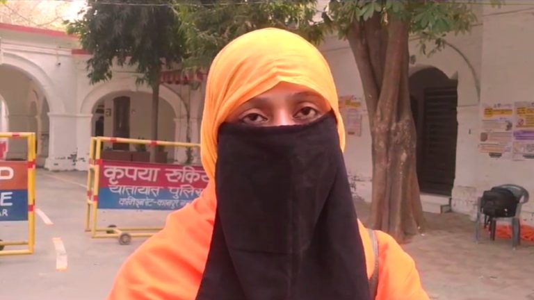 महिला ने की सीएम योगी से मुलाकात तो भड़क गएकानपुर शहर काजी, बोले- हिंदू बन गई हो भाग जाओ