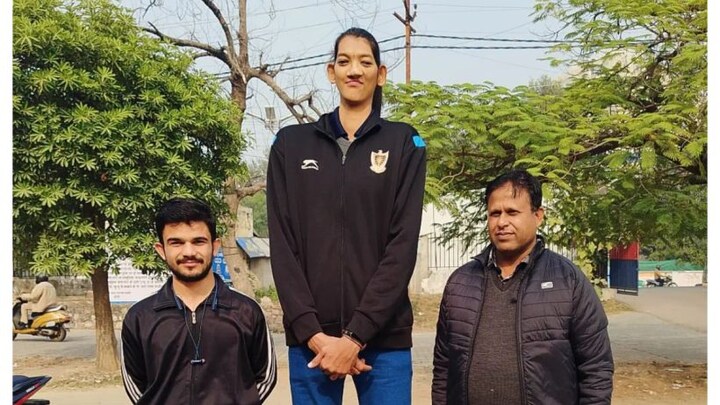 अपनी हाइट की वजह से सुर्खियों में यूपी की ये महिला, जहां जाती हैं देखने वालों की लग जाती है भीड़ UP Tak