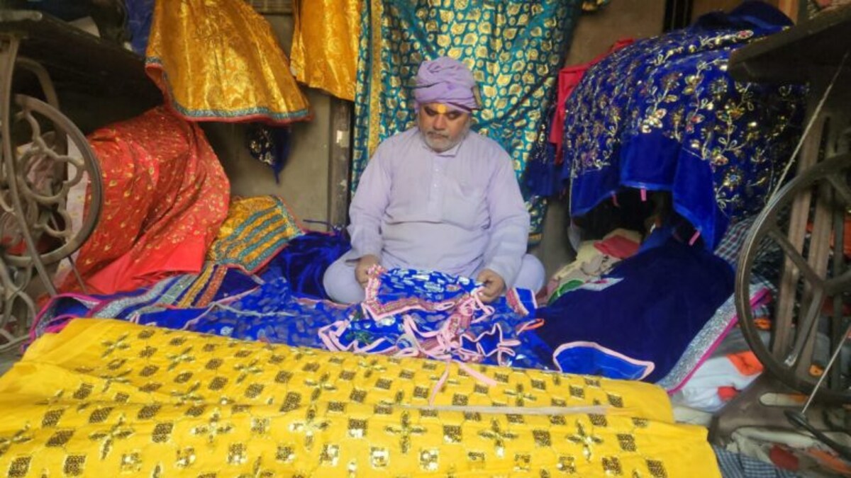 बाबरी मस्जिद के गुंबद के नीचे रामलला के वस्त्र सिलते थे पिता, अब बेटा निभा रहा परंपरा, जानें UP Tak