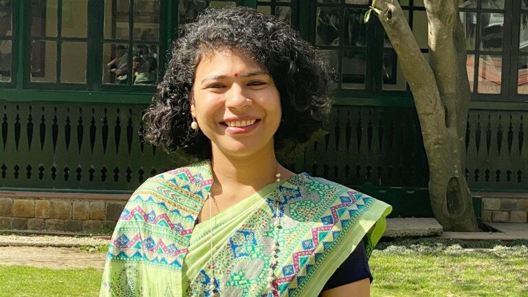 जिन दुर्गा शक्ति नागपाल से खौफ खाते हैं माफिया, उन बांदा DM के इस अनोखे अंदाज को देख मुस्कुराएंगे UP Tak