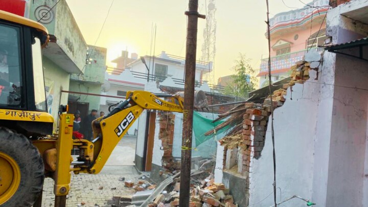 माफिया मुख्तार के करीबी रियाज अंसारी के गाजीपुर में अवैध निर्माण पर चलाया गया बुल्डोजर UP Tak