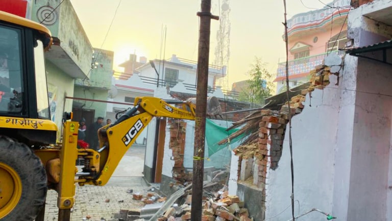 माफिया मुख्तार के करीबी रियाज अंसारी के गाजीपुर में अवैध निर्माण पर चलाया गया बुल्डोजर UP Tak