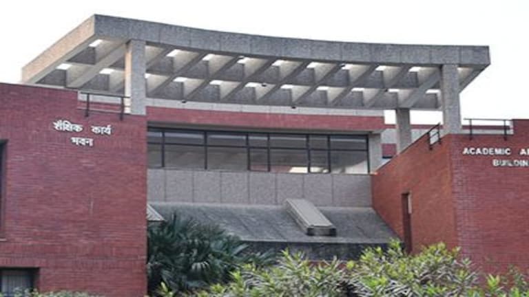 IIT कानपुर की महिला प्रोफेसर ने की आत्महत्या, पंखे से लटका मिला शव UPTak
