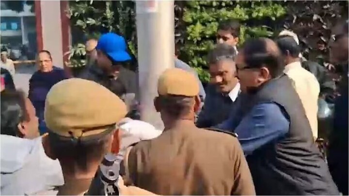 मेरठ : युवक को पीट रहे थे विकास प्राधिकरण के कर्मचारी, वीडियो बनाने पर पत्रकार का कर दिया ये हाल UP Tak