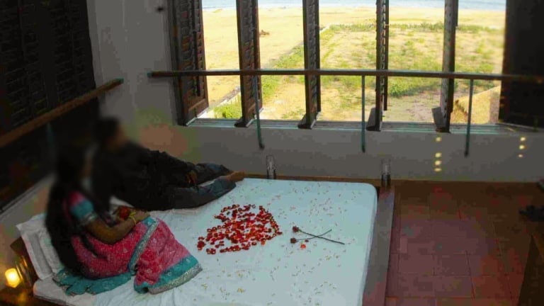 शख्स ने अपनी पत्नी को आपत्तिजनक हालत में देखा छोट भाई के साथ, फिर कर दिया ये कांड UP Tak